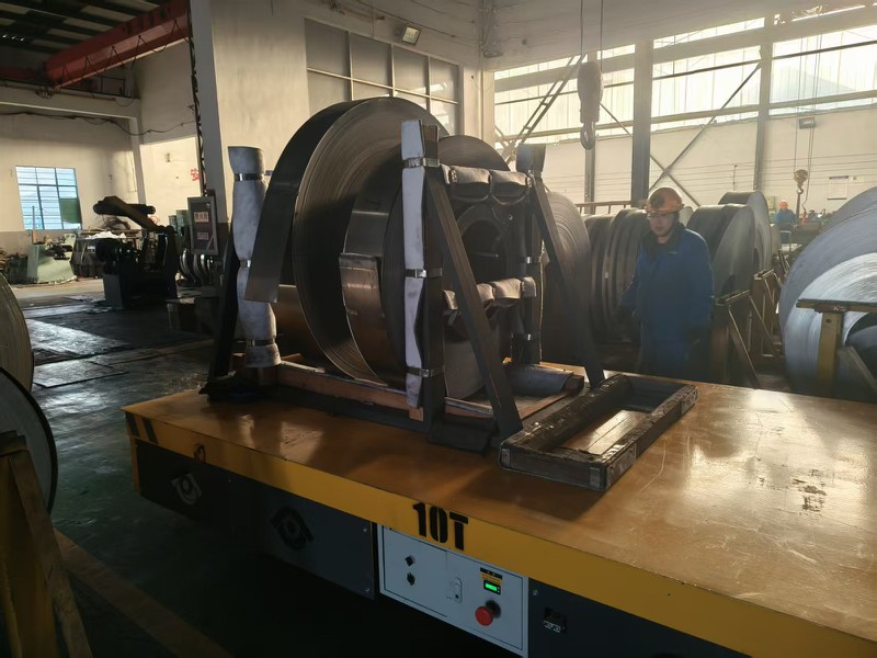 Our factory mainly handles large molds and heavy structural components, often weighing tens of tons. In the past, we relied on rail-mounted transfer carts, which caused endless headaches. Tracks had to be laid in advance, disrupting the workshop floor and locking us into fixed transport routes. Once the layout needed adjustment, the tracks became a limitation instead of a solution. On top of that, dust and debris easily accumulated on the rails, requiring frequent cleaning and maintenance. Our factory mainly handles large molds and heavy structural components, often weighing tens of tons. In the past, we relied on rail-mounted transfer carts, which caused endless headaches. Tracks had to be laid in advance, disrupting the workshop floor and locking us into fixed transport routes. Once the layout needed adjustment, the tracks became a limitation instead of a solution. On top of that, dust and debris easily accumulated on the rails, requiring frequent cleaning and maintenance.